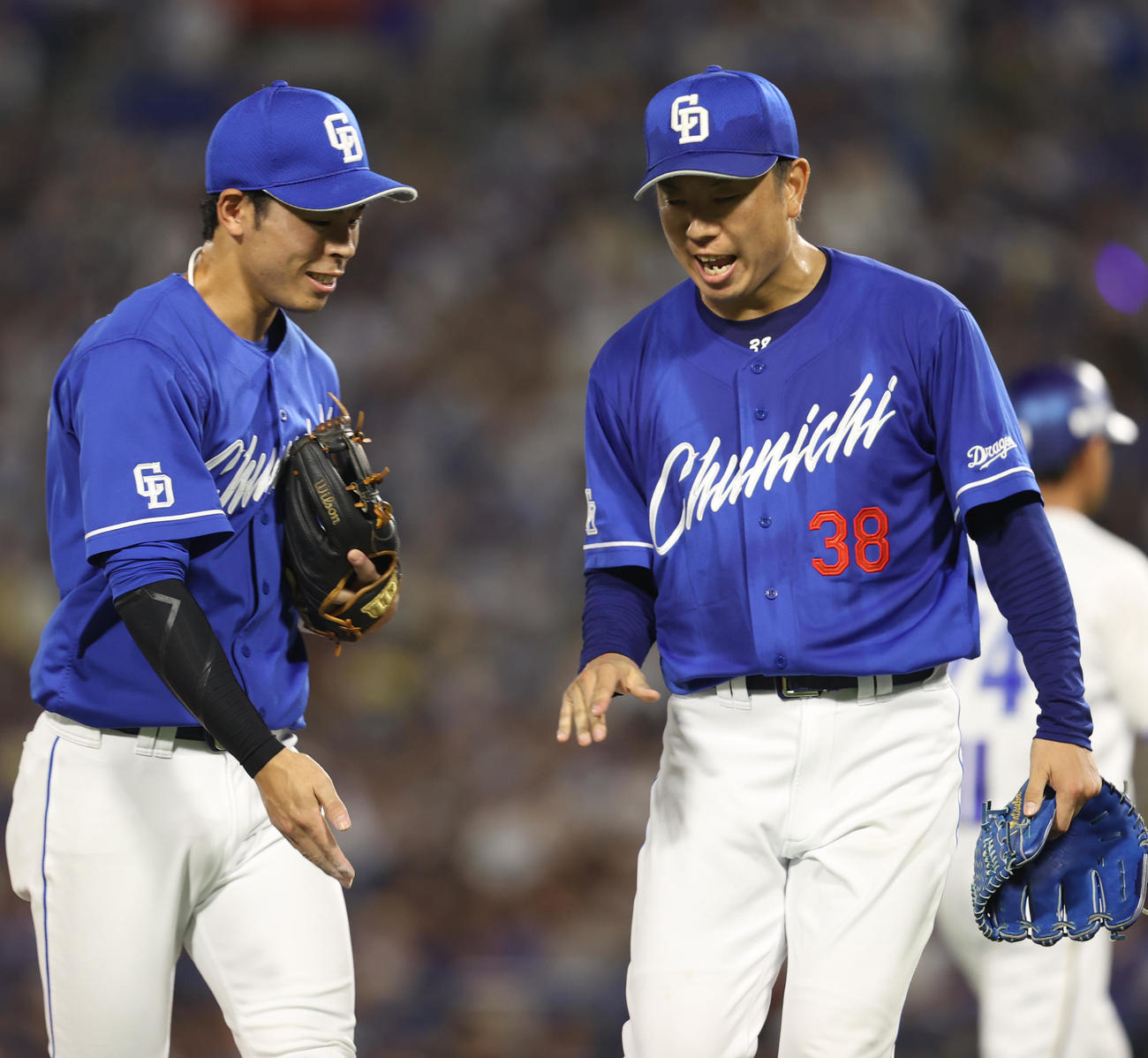 DeNA対中日　5回裏を無失点で抑え笑顔でベンチに引き揚げる中日松葉（撮影・水谷安孝）