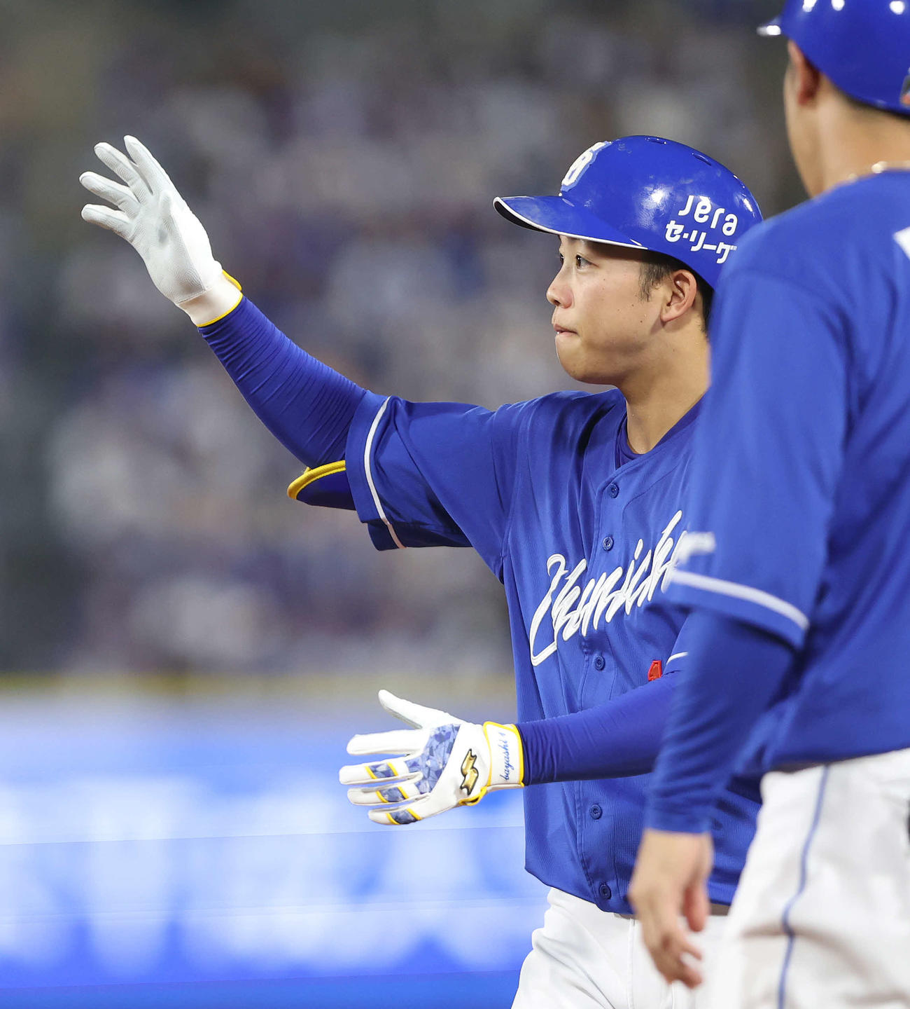 DeNA対中日　4回表中日無死、内野安打で出塁する岡林（撮影・河田真司）