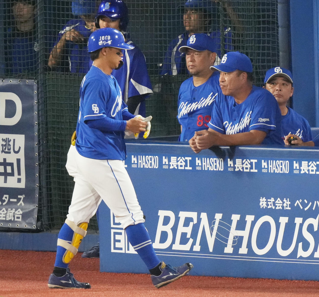 DeNA対中日　7回表中日1死二、三塁、代打出場も二飛に終わった辻本（左）と渋い表情の井上監督（右から2人目）（撮影・清水貴仁）