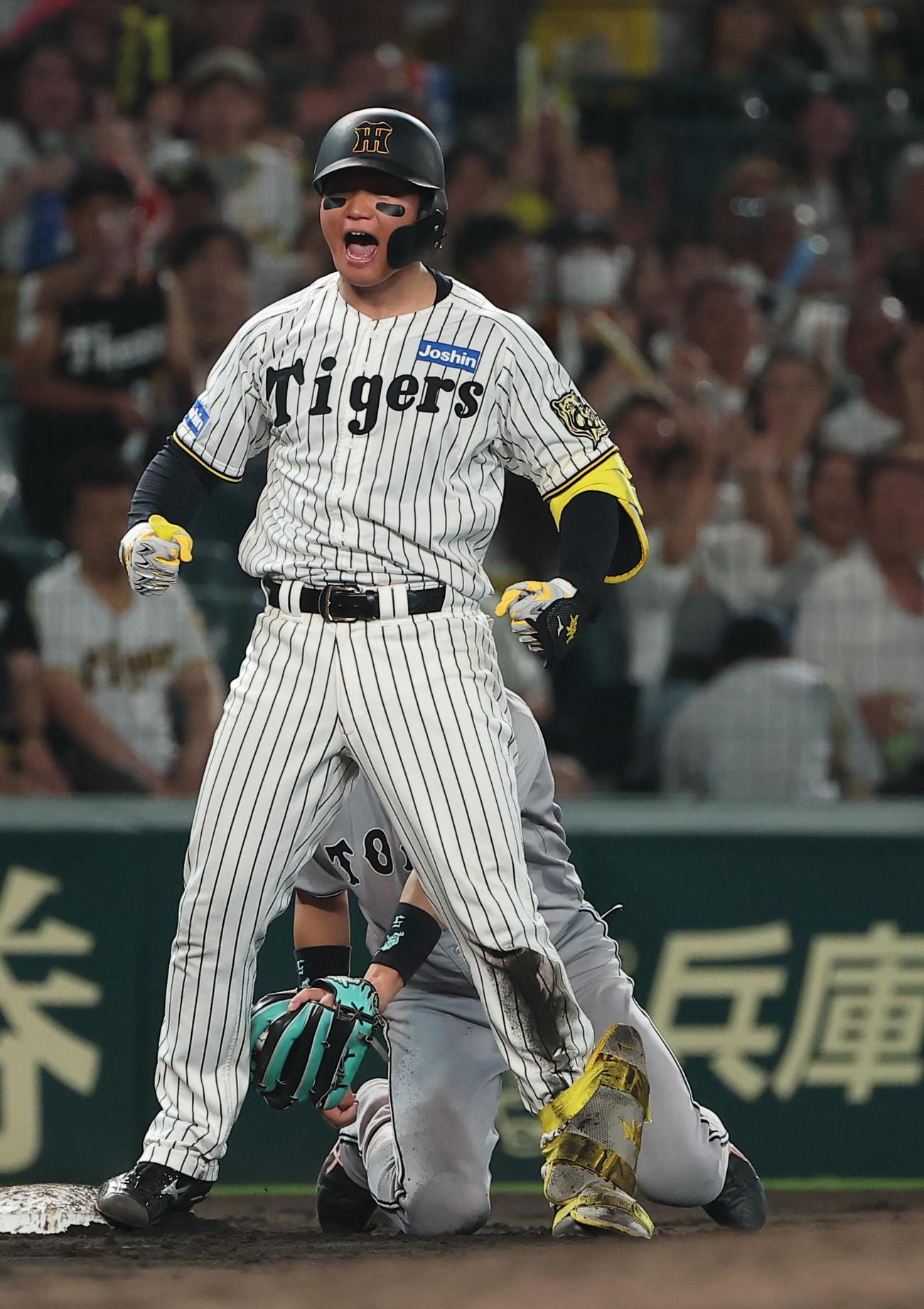 阪神対巨人　7回裏阪神2死二塁、勝ち越し三塁打を放った森下は雄たけびを上げる（撮影・上田博志）