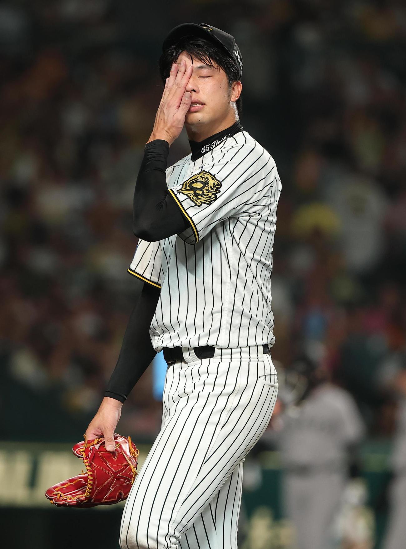 阪神対巨人　7回途中で降板する才木（撮影・上田博志）