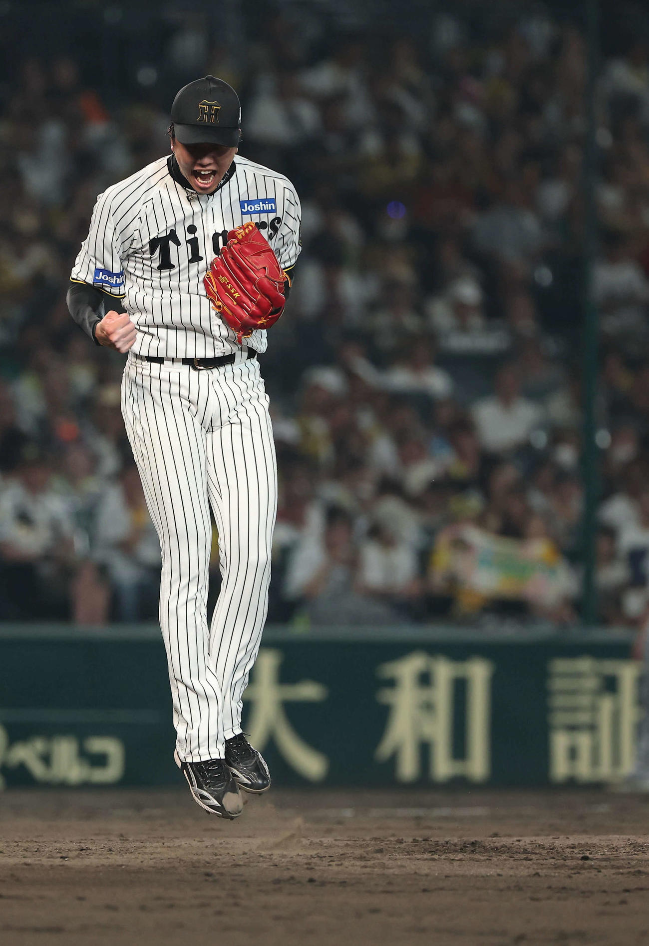 阪神対巨人　4回表巨人2死二塁、中山から三振を奪った才木は雄たけびを上げる（撮影・上田博志）