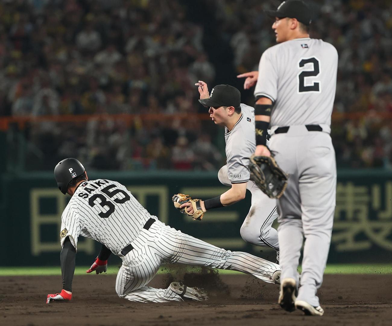 阪神対巨人　5回裏阪神一死一、二塁、中野の併殺打で二塁へ滑り込む才木（左）は泉口と交錯する（撮影・上田博志）