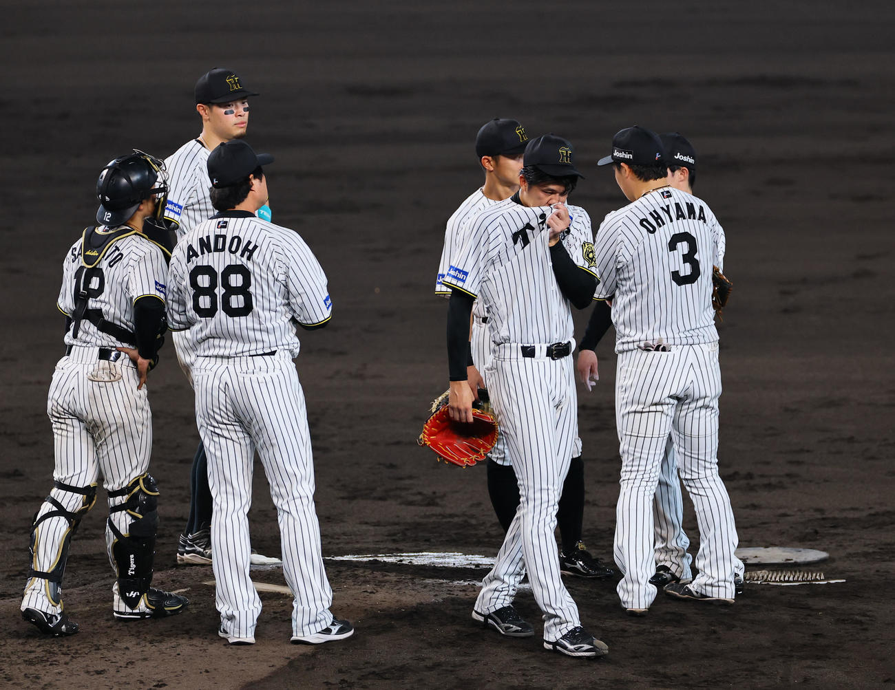 阪神対巨人　7回途中、降板を告げられ汗をぬぐう阪神才木（撮影・藤尾明華）