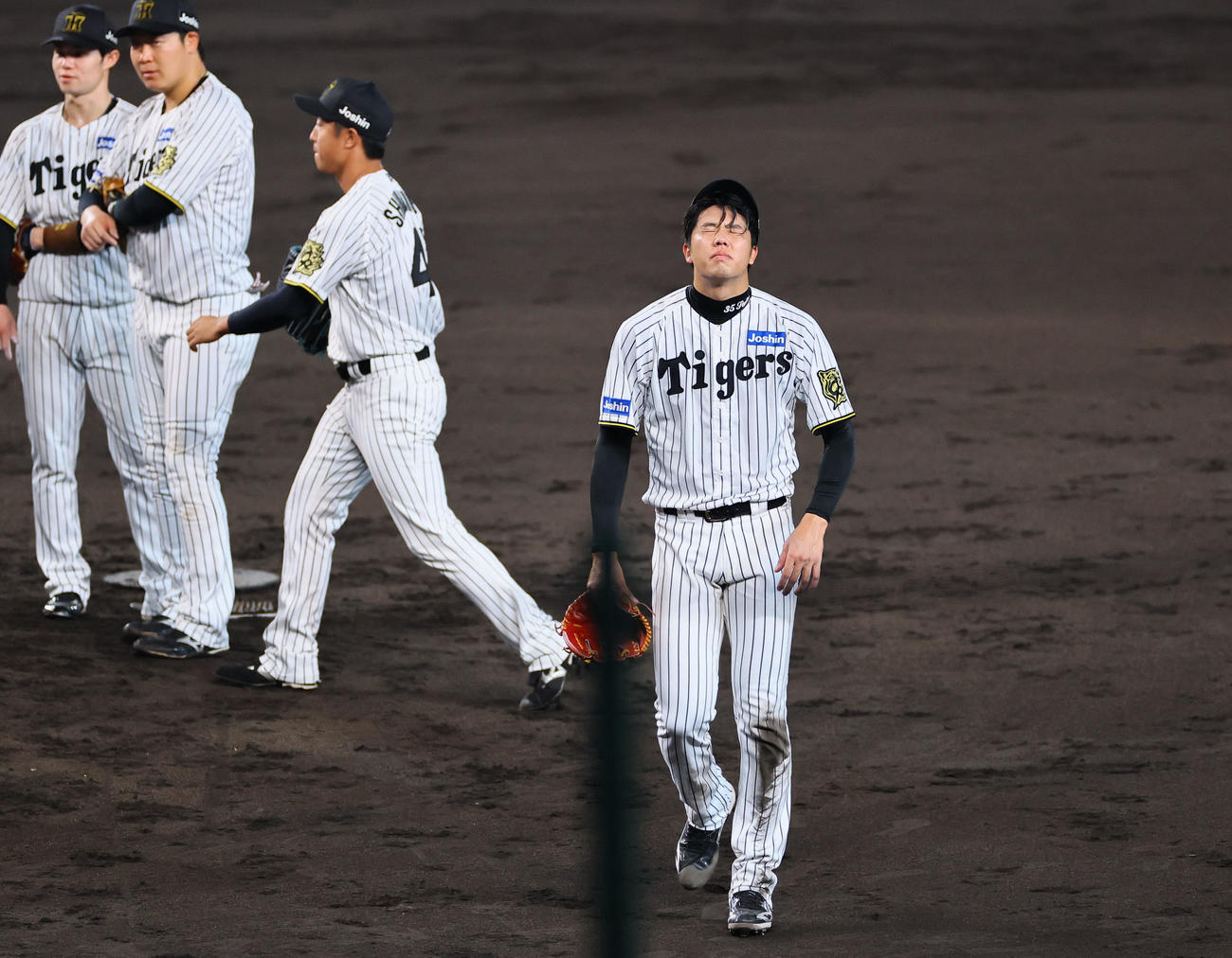 阪神対巨人　7回途中、降板する阪神才木（撮影・藤尾明華）