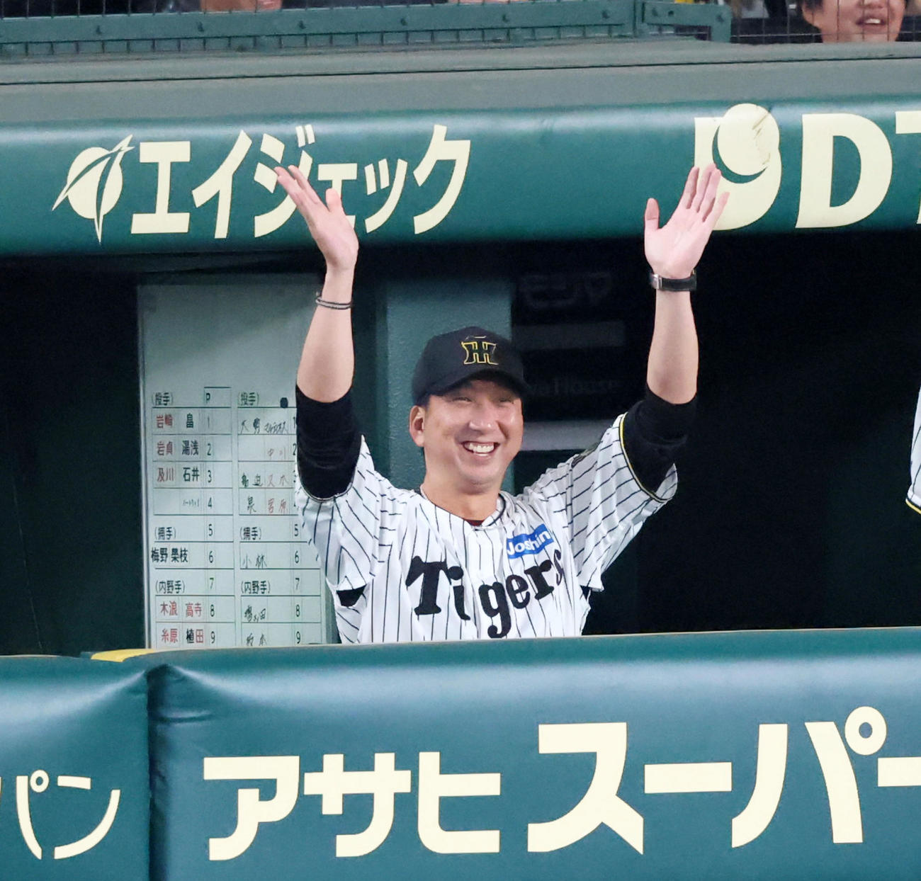阪神対巨人　7回裏阪神2死二、三塁、藤川監督は中野の中越え2点適時二塁打にベンチでバンザイポーズ（撮影・加藤哉）