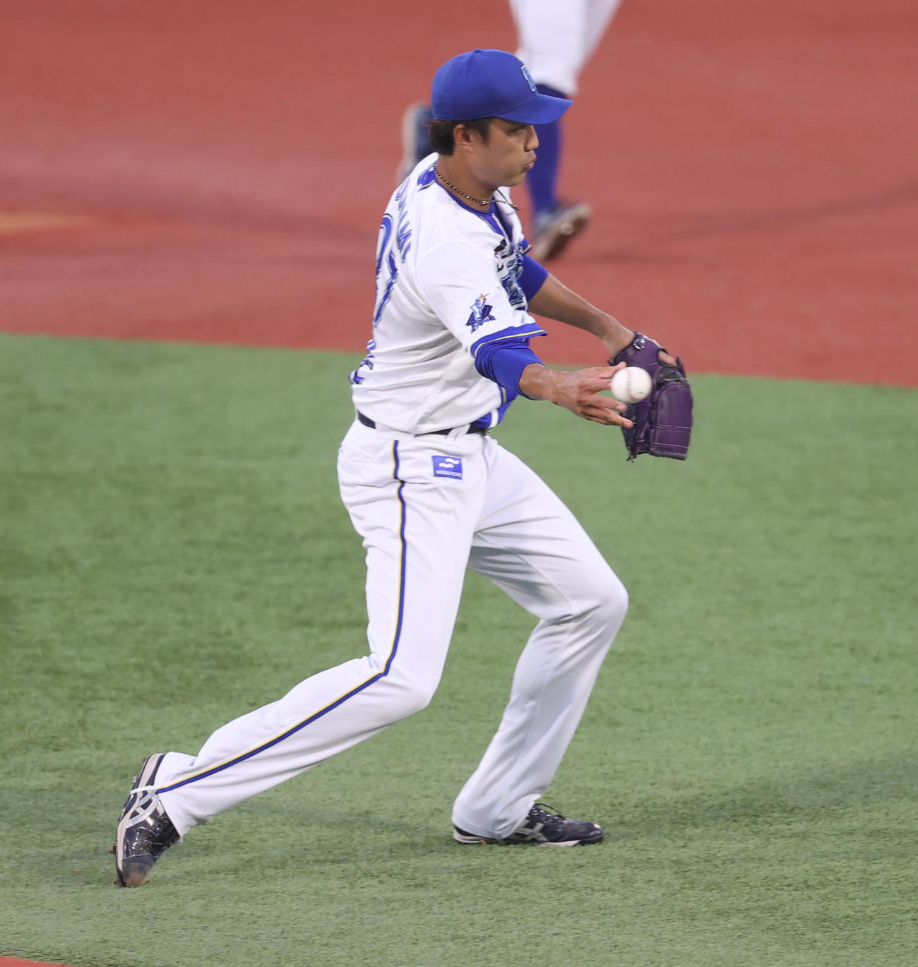 DeNA対中日　1回表中日無死、岡林の投ゴロを処理する藤浪（撮影・水谷安孝）