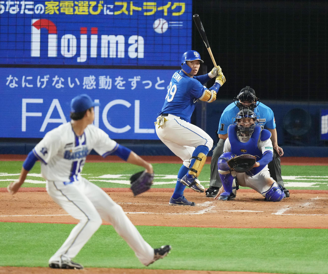 DeNA対中日　3回表中日1死、8番宇佐見。投手藤浪（撮影・清水貴仁）