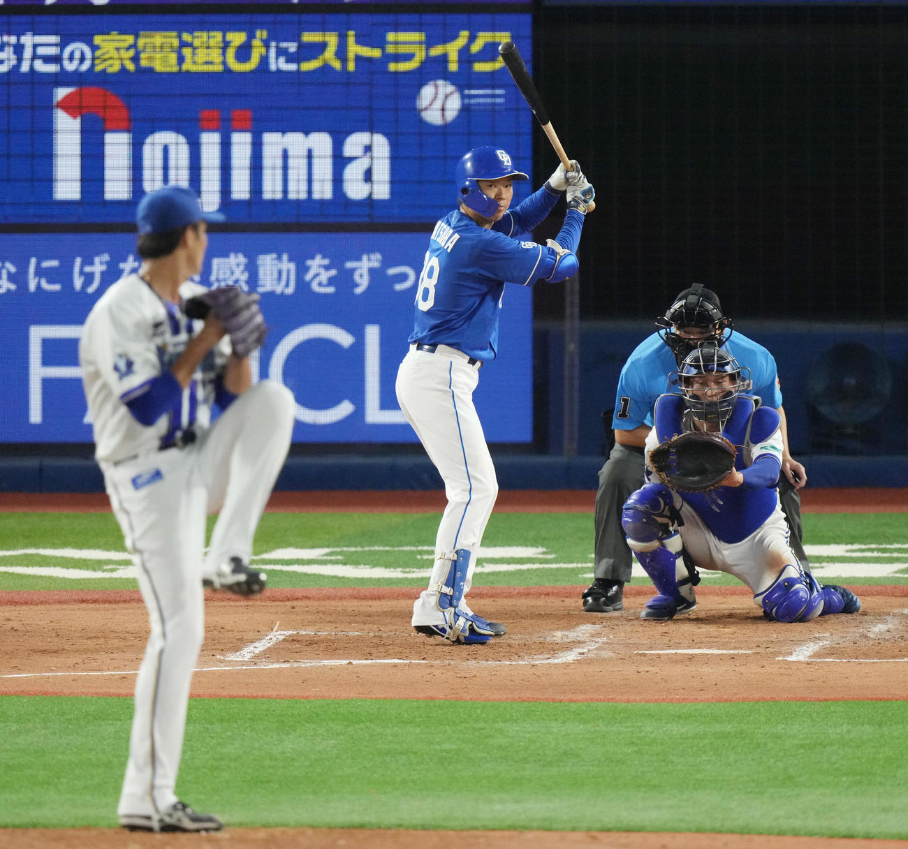 DeNA対中日　3回表中日2死、9番松葉。投手藤浪（撮影・清水貴仁）