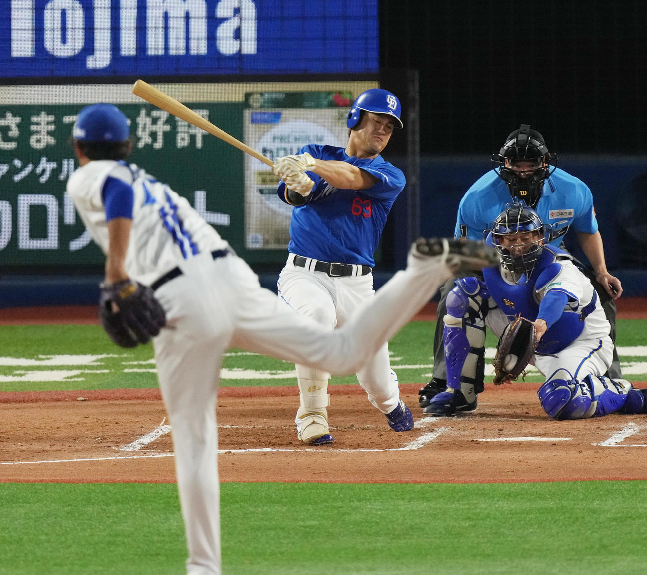 DeNA対中日　2回表中日1死、空振り三振に倒れる板山。投手藤浪（撮影・清水貴仁）