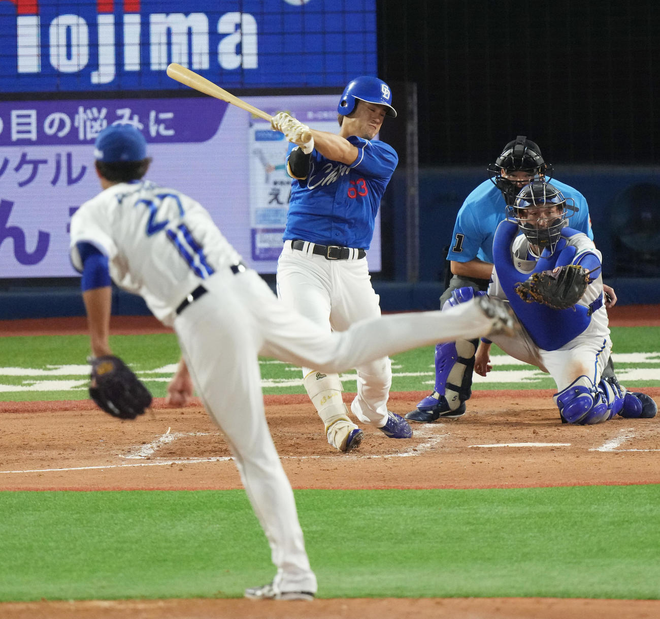 DeNA対中日　4回表中日2死一、二塁、空振り三振に倒れる板山。投手藤浪く藤浪（撮影・清水貴仁）