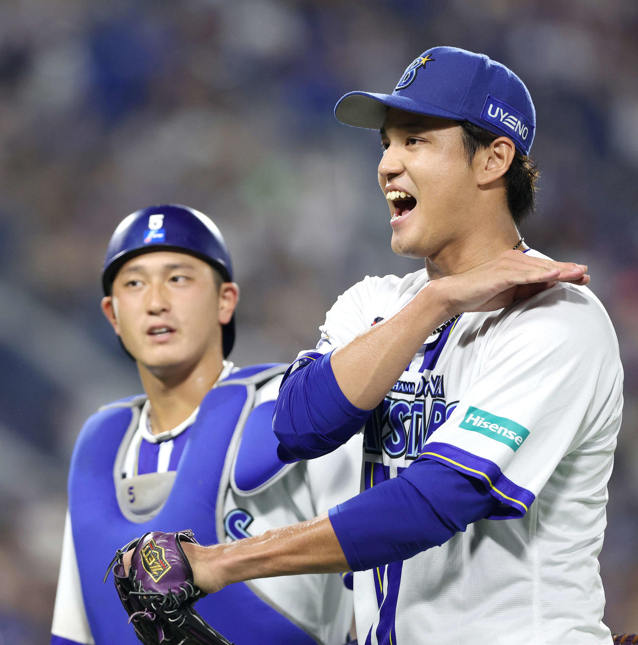 DeNA対中日　6回表を抑えベンチに戻る藤浪（右）と松尾（撮影・河田真司）