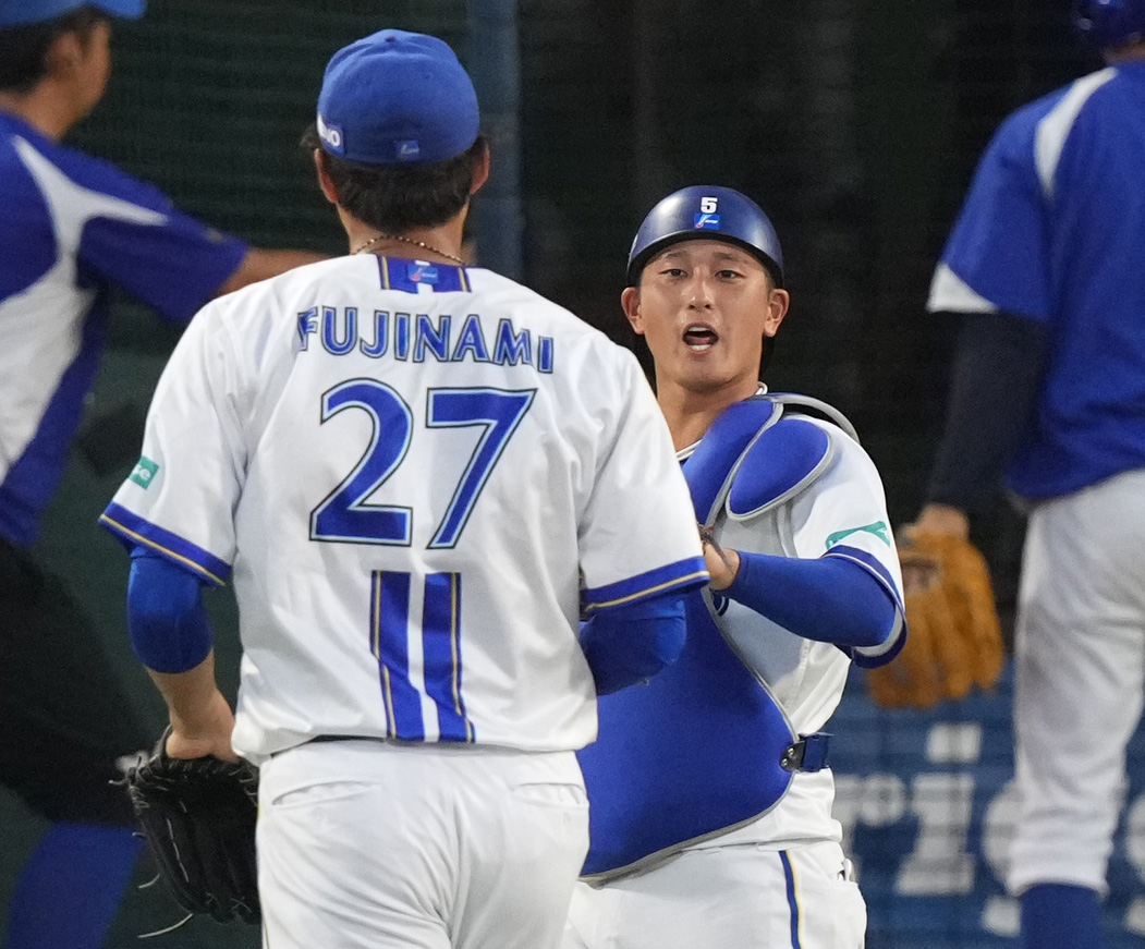 DeNA対中日　1回表の守備を終えDeNA藤浪（左）に声をかける捕手松尾（撮影・清水貴仁）