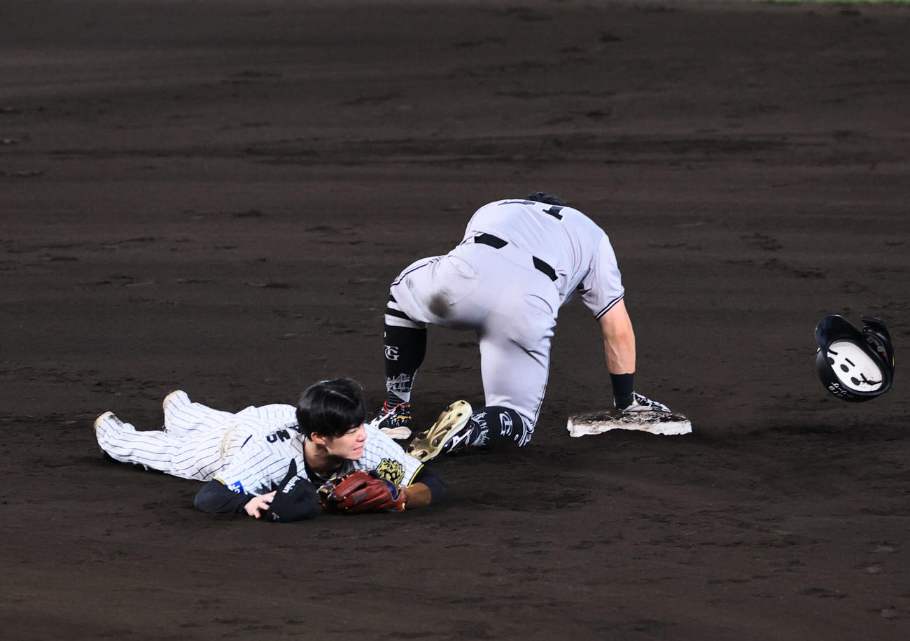 阪神対巨人　9回表巨人2死一塁、坂本の三ゴロで佐藤輝の送球が逸れ、交錯した二塁手中野と浅野（撮影・藤尾明華）