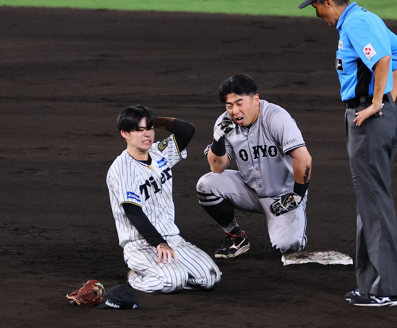 阪神対巨人　9回表巨人2死一塁、坂本の三ゴロで佐藤輝の送球が逸れ、交錯した二塁手中野と走者浅野（撮影・藤尾明華）