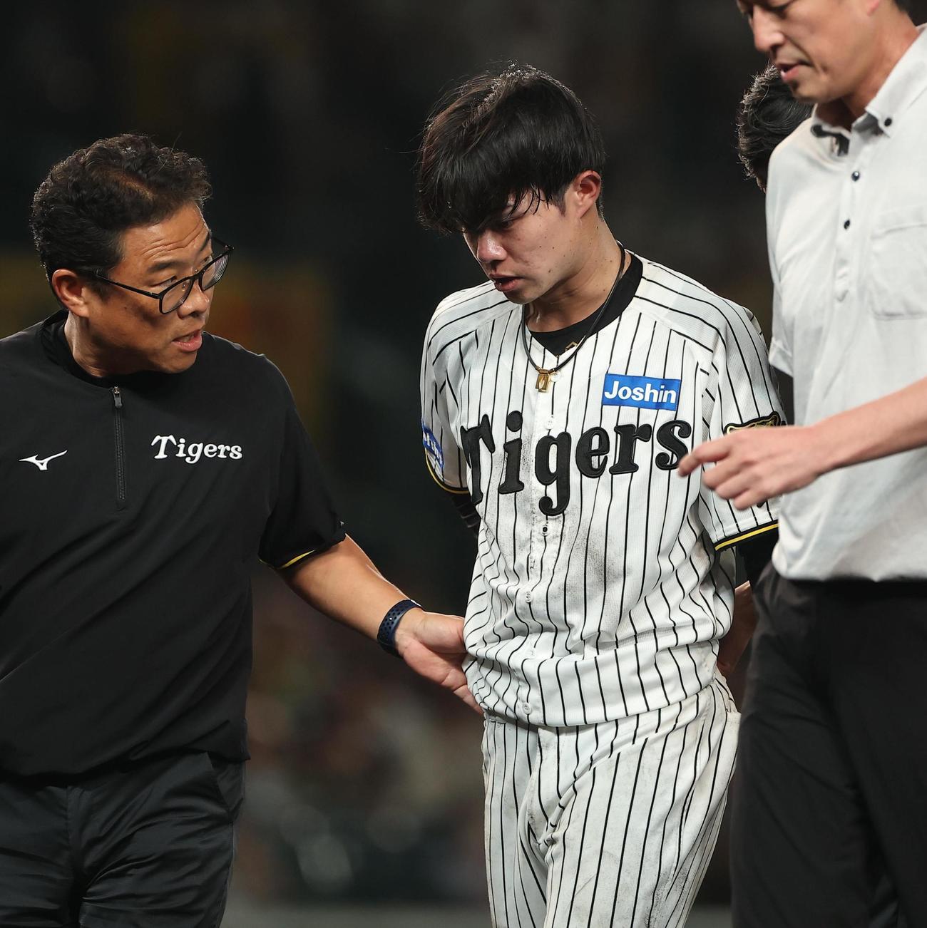 阪神対巨人　9回表巨人2死満塁、浅野と激突した中野（中央）はベンチに下がる（撮影・上田博志）＝2025年8月31日、甲子園球場