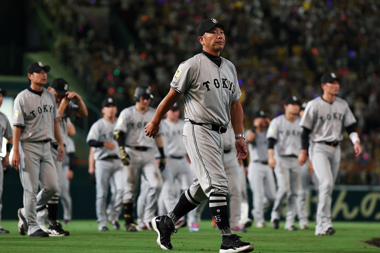阪神対巨人　阪神に敗れ、ファンへのあいさつ後に引き揚げる巨人阿部監督（撮影・前田充）