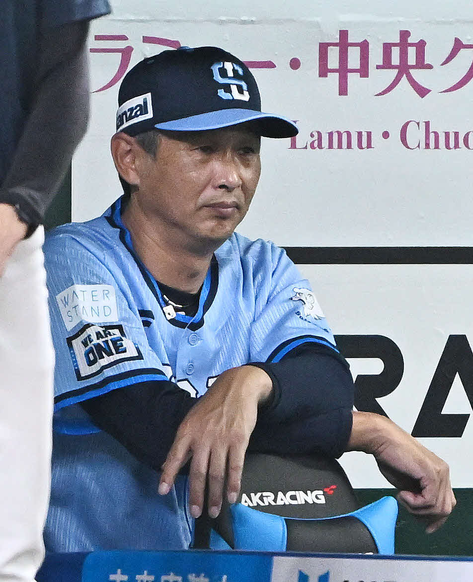 西武対オリックス　ベンチで浮かない表情の西武西口監督（撮影・滝沢徹郎）