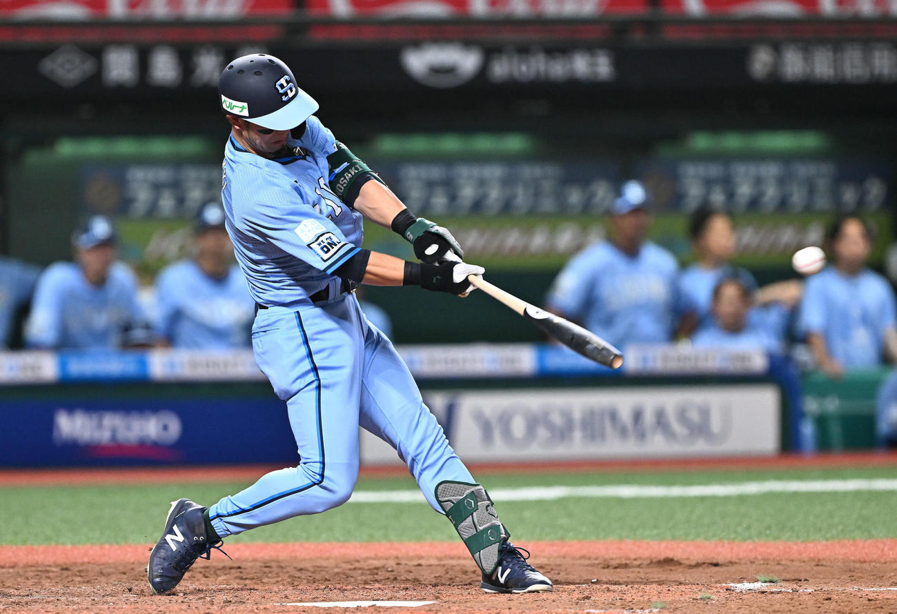 西武対オリックス　5回裏西武2死一塁、外崎は適時二塁打を放つ（撮影・滝沢徹郎）