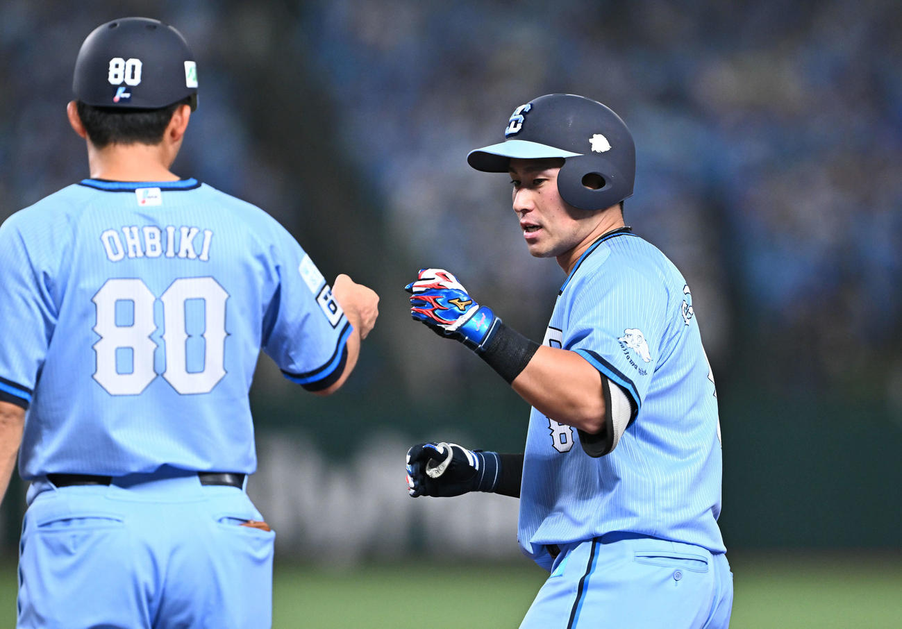 西武対オリックス　2回裏西武1死、渡部聖（右）は中前打を放ち大引コーチとタッチを交わす（撮影・滝沢徹郎）
