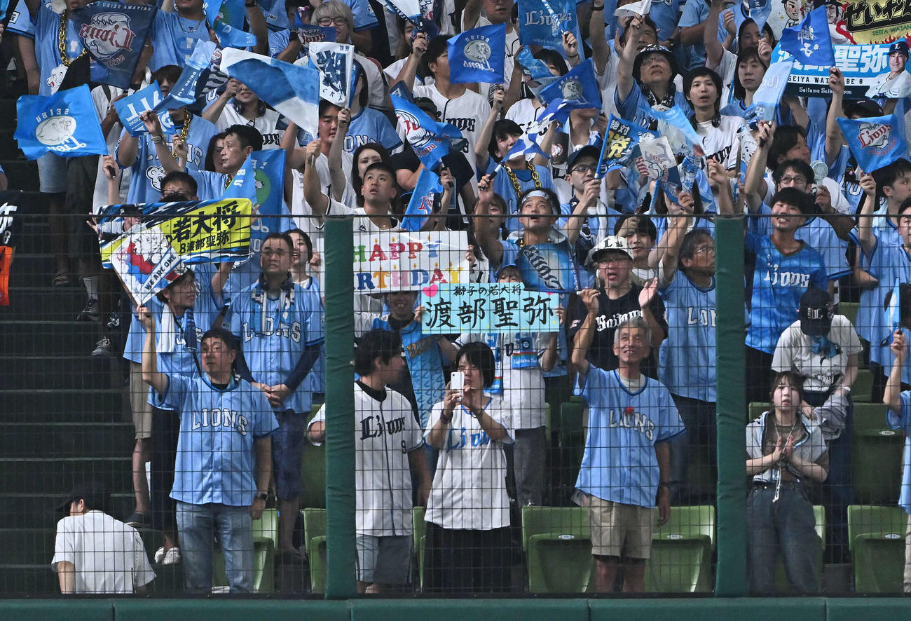 西武対オリックス　西武渡部聖の誕生日を祝福するファン（撮影・滝沢徹郎）