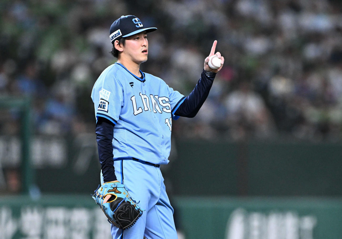 西武対オリックス　チームメートとアウトカウントを確認する西武先発の隅田（撮影・滝沢徹郎）