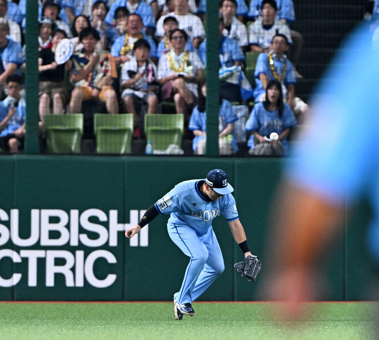 西武対オリックス　4回表オリックス2死一、三塁、若月の左飛を落球し先制適時失策を許す渡部聖（撮影・滝沢徹郎）