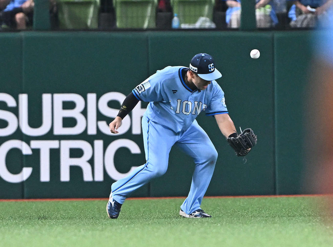 西武対オリックス　4回表オリックス2死一、三塁、若月の左飛を落球し先制適時失策を許す渡部聖（撮影・滝沢徹郎）