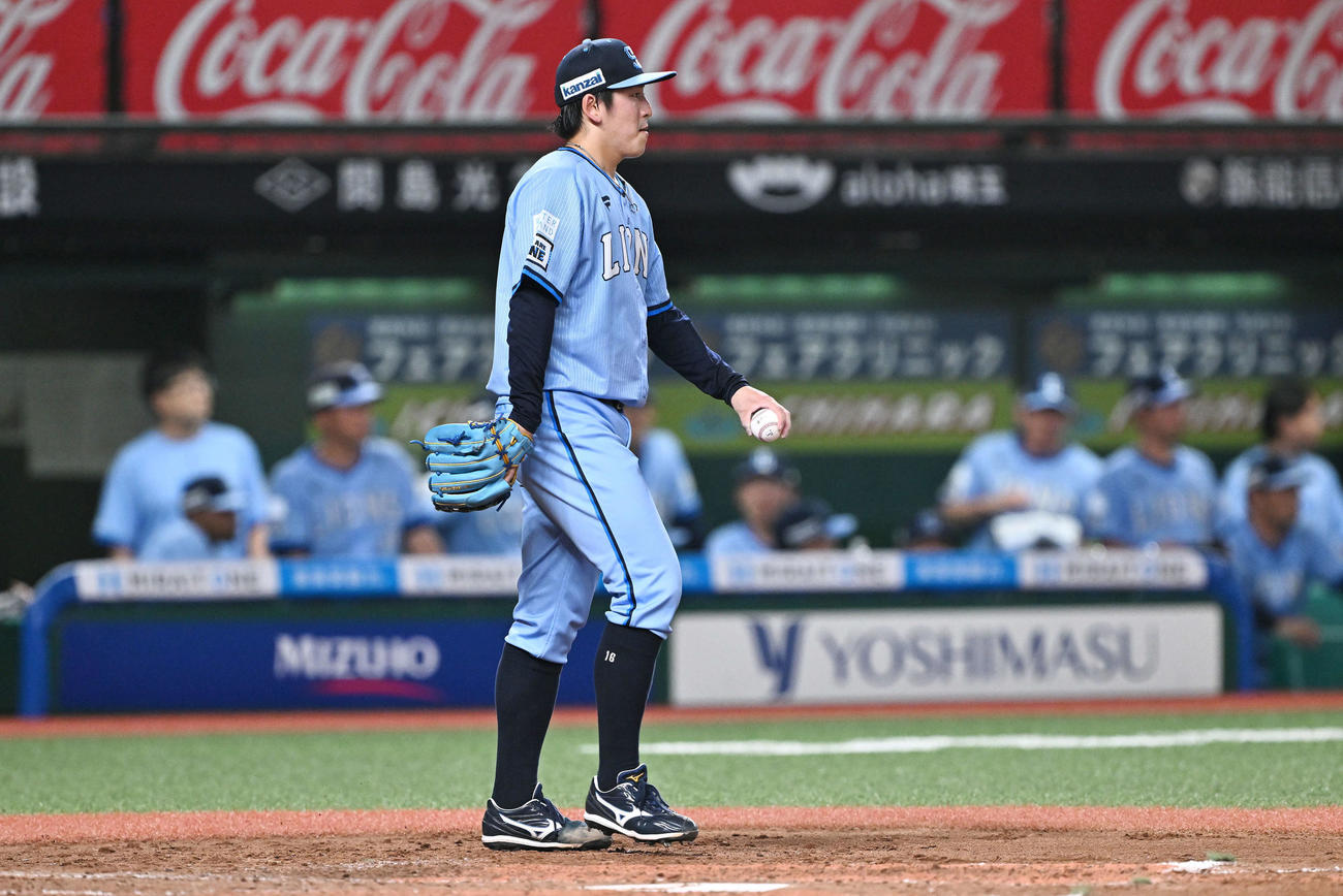 西武対オリックス　4回表、先制を許し浮かない表情の西武先発の隅田（撮影・滝沢徹郎）