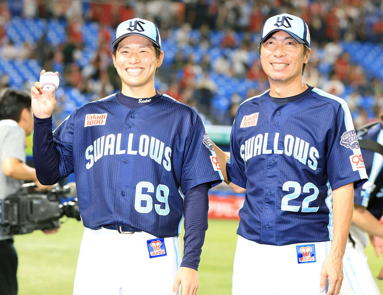 ヤクルト対広島　プロ初勝利のヤクルト下川（左）はウイニングボールを手に高津監督と記念撮影（撮影・浅見桂子）