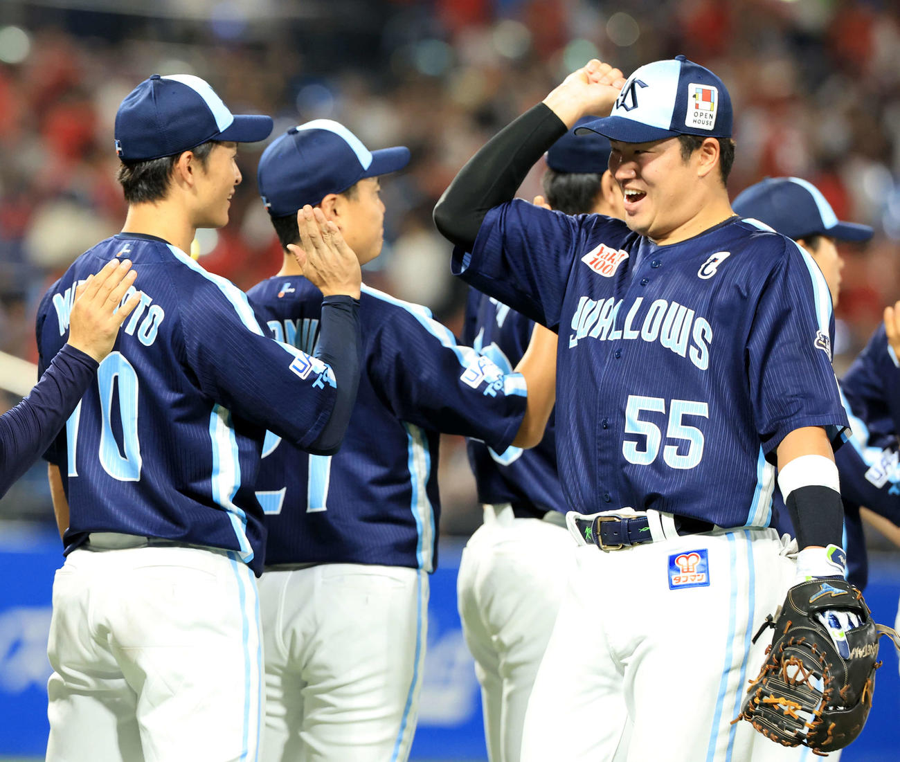 ヤクルト対広島　プロ初勝利のヤクルト下川（左）と笑顔でハイタッチする村上（撮影・浅見桂子）