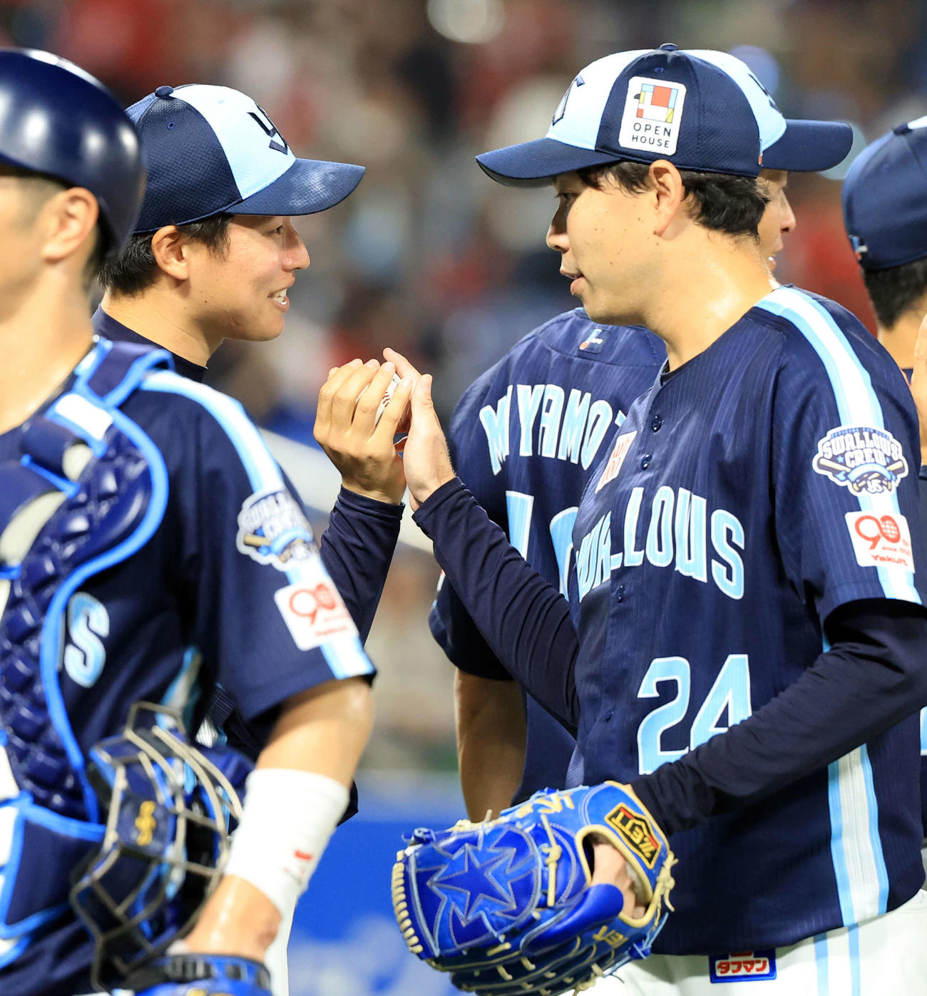 ヤクルト対広島　プロ初勝利のヤクルト下川（左）はウイニングボールを星から受け取る（撮影・浅見桂子）