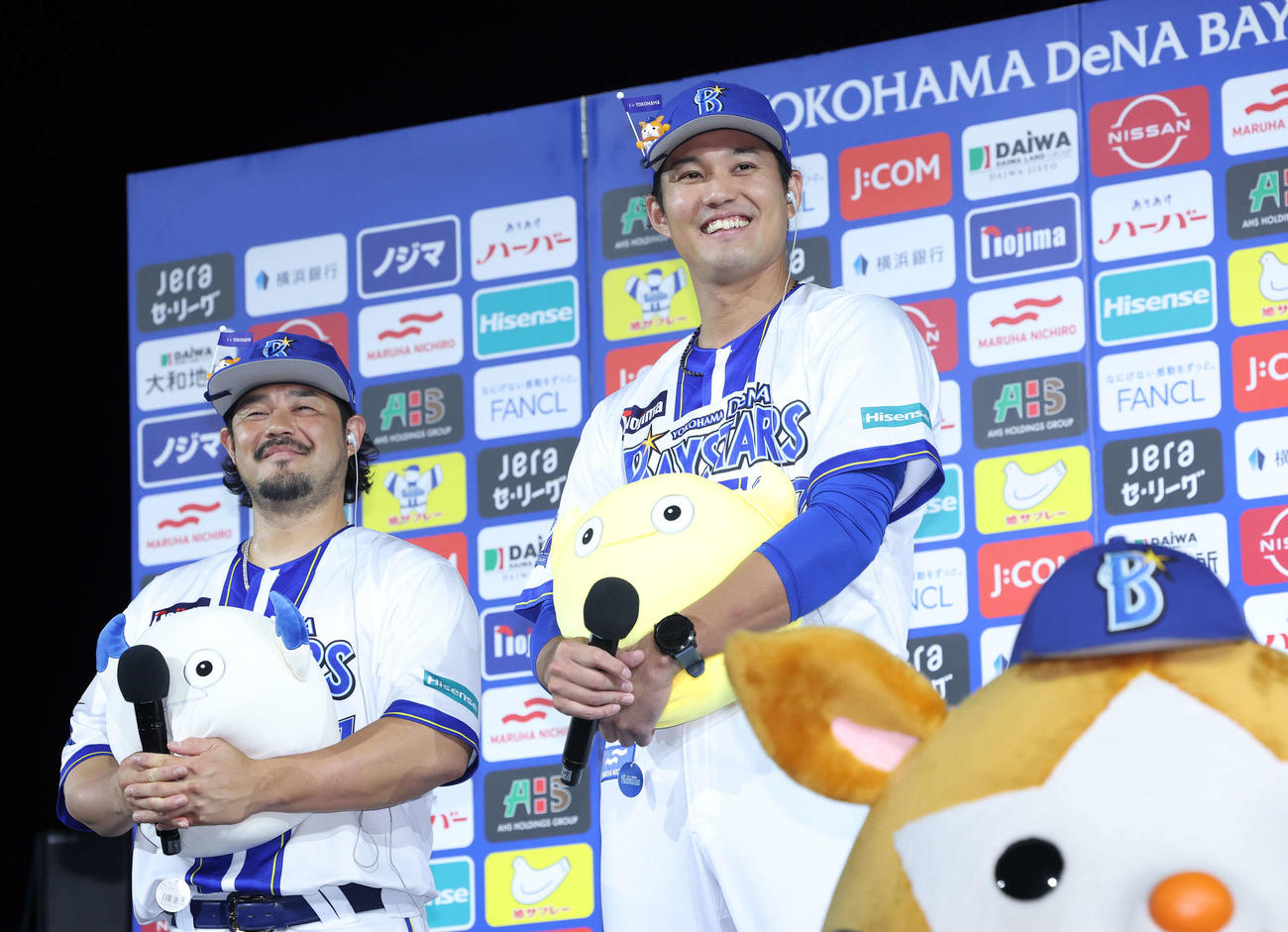 DeNA対中日　お立ち台で笑顔を見せるDeNA宮崎（左）と藤浪（撮影・河田真司）
