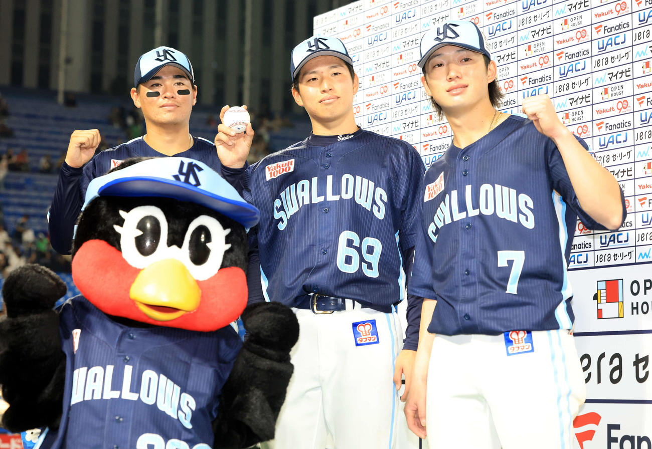 ヤクルト対広島　プロ初勝利のヤクルト下川（中央）を囲み、笑顔で記念撮影する北村恵（左）と長岡（撮影・浅見桂子）