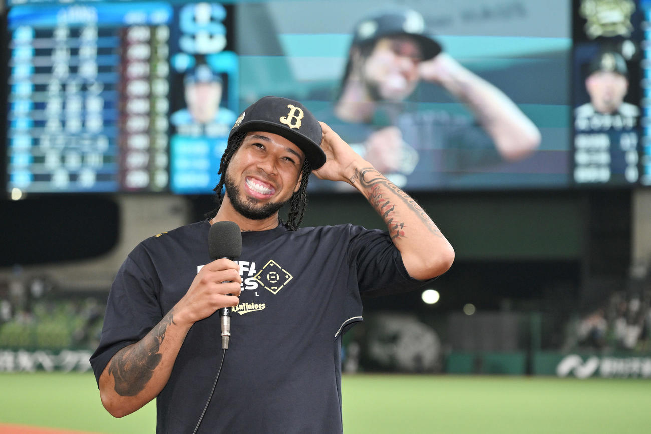 西武対オリックス　ヒーローインタビューで日本語でファンにあいさつするオリックス・エスピノーザは照れる（撮影・滝沢徹郎）