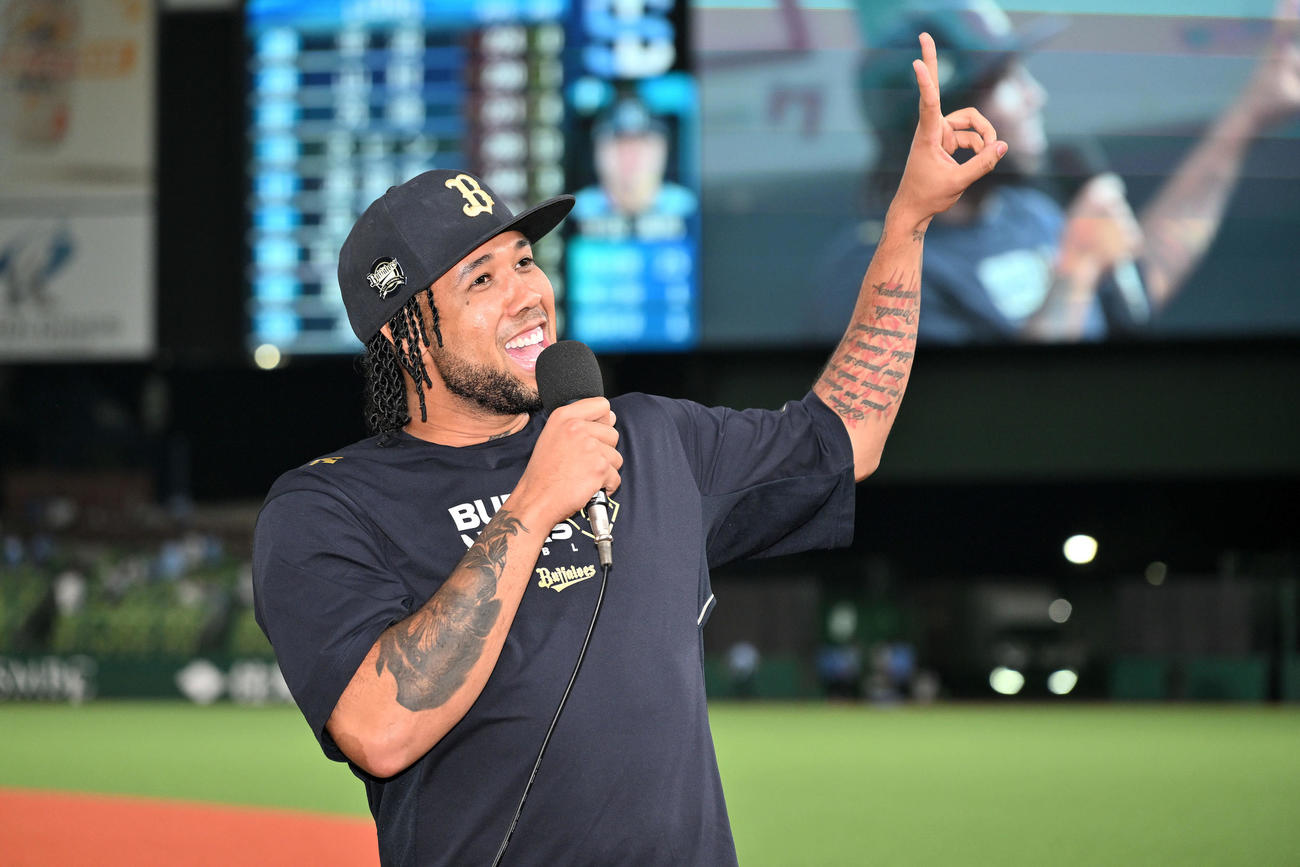 西武対オリックス　ヒーローインタビューでファンにピースするオリックス・エスピノーザ（撮影・滝沢徹郎）