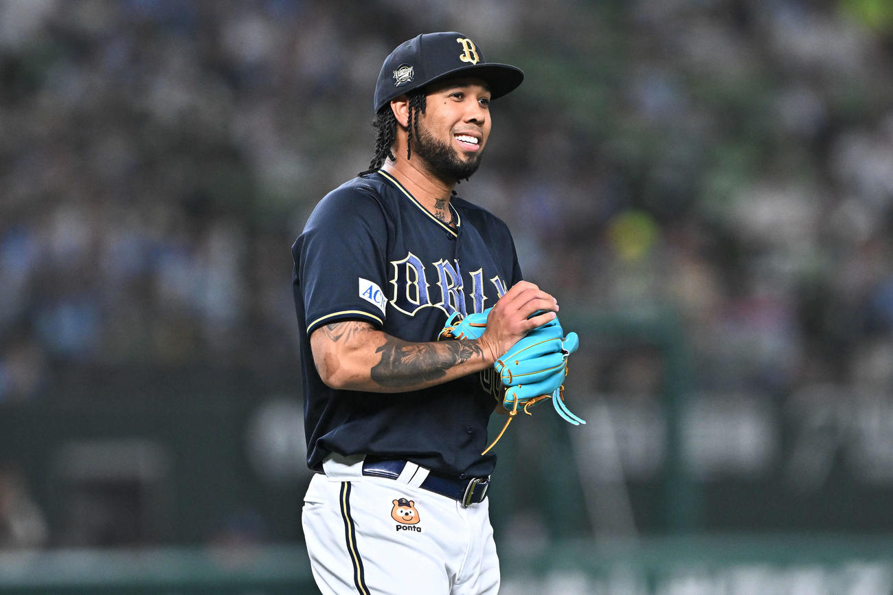 西武対オリックス　チームメートに笑顔を向けるオリックス先発のエスピノーザ（撮影・滝沢徹郎）
