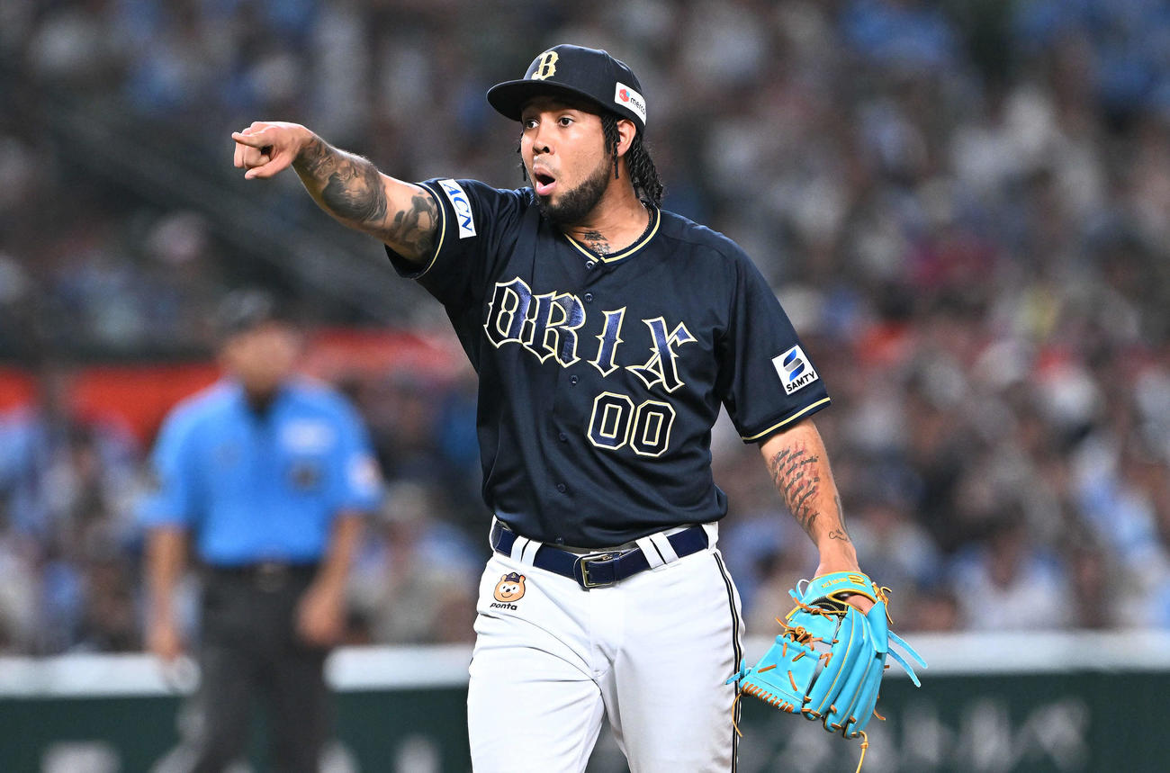 西武対オリックス　5回裏西武1死一塁、山村の一塁セーフの判定にベンチにリクエストを要求するエスピノーザ（撮影・滝沢徹郎）