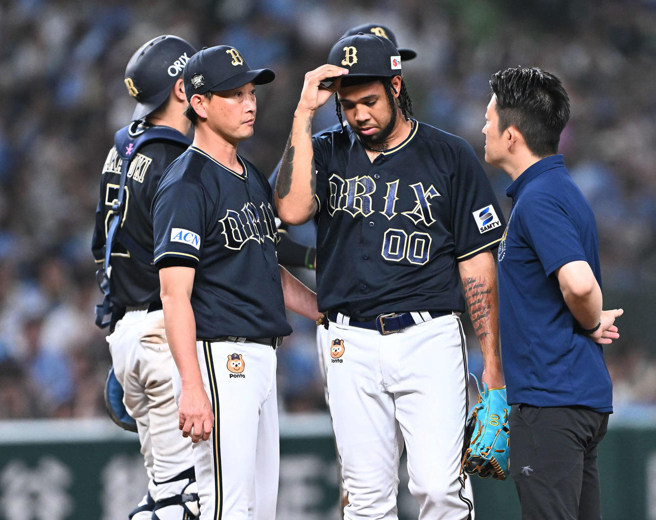 西武対オリックス　6回裏、オリックス岸田監督（右手前）は先発のエスピノーザに交代を伝える（撮影・滝沢徹郎）