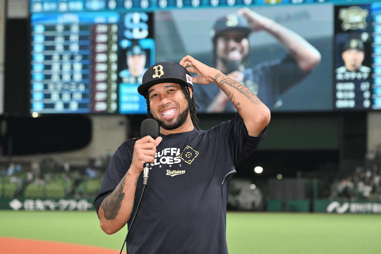 西武対オリックス　ヒーローインタビューで日本語でファンにあいさつするオリックス・エスピノーザは照れる（撮影・滝沢徹郎）
