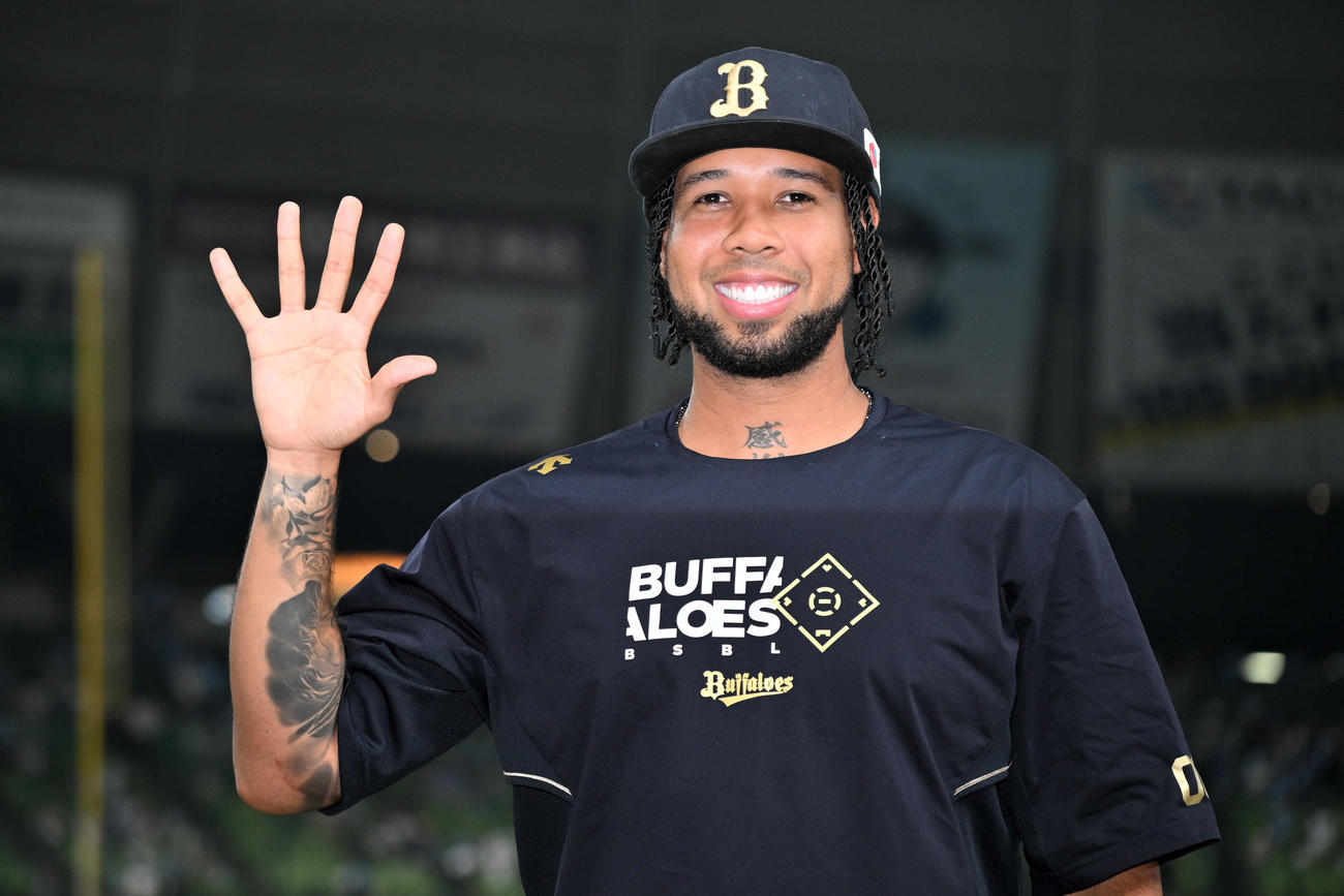 西武対オリックス　試合後、今季5勝目の「5」のポーズを決めるオリックス・エスピノーザ（撮影・滝沢徹郎）