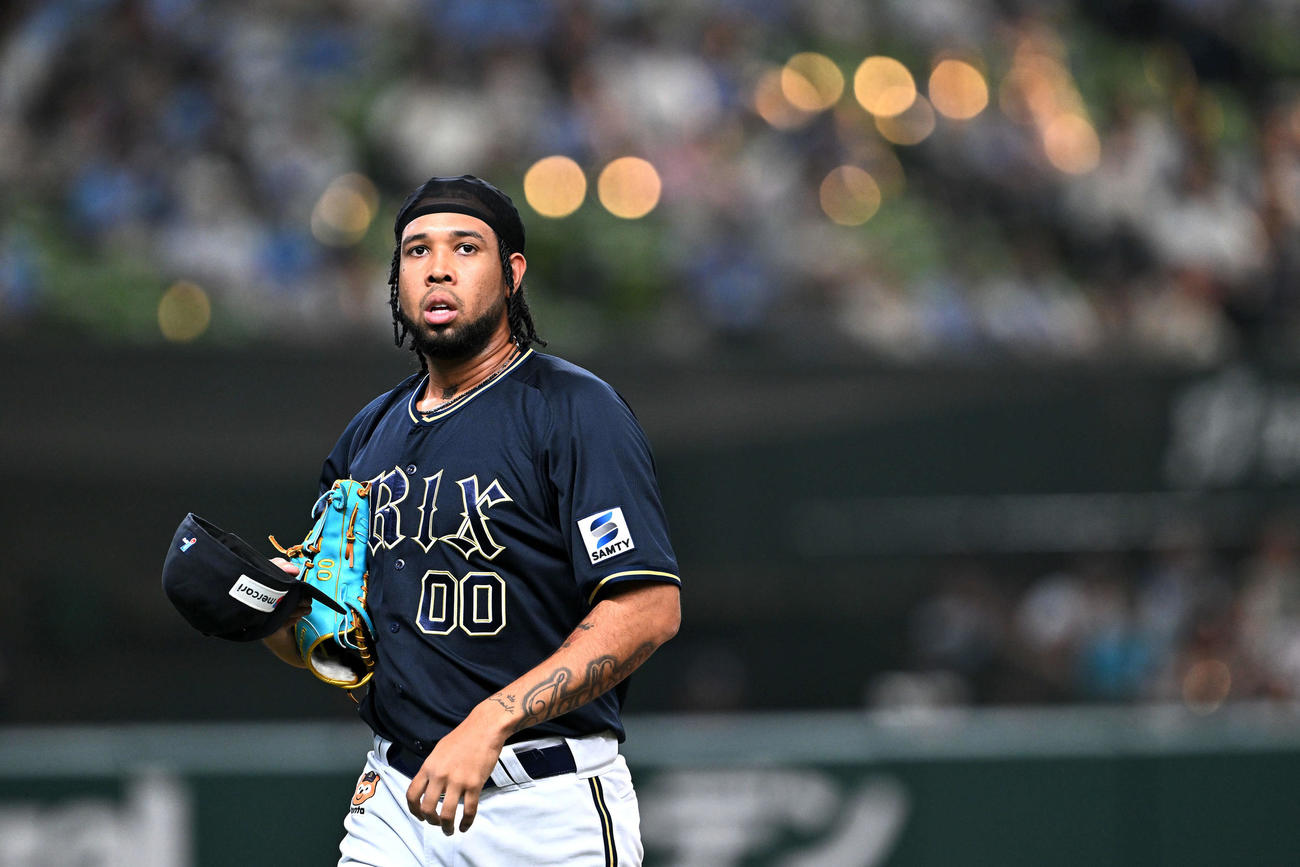 西武対オリックス　1回裏を投げ終え引き揚げるオリックス先発のエスピノーザ（撮影・滝沢徹郎）