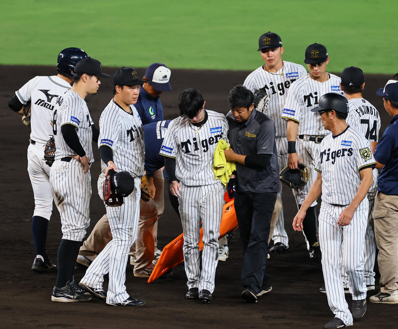 阪神対巨人　9回表巨人2死一塁、坂本の三ゴロで走者と交錯し、交代する二塁手中野（撮影・藤尾明華）