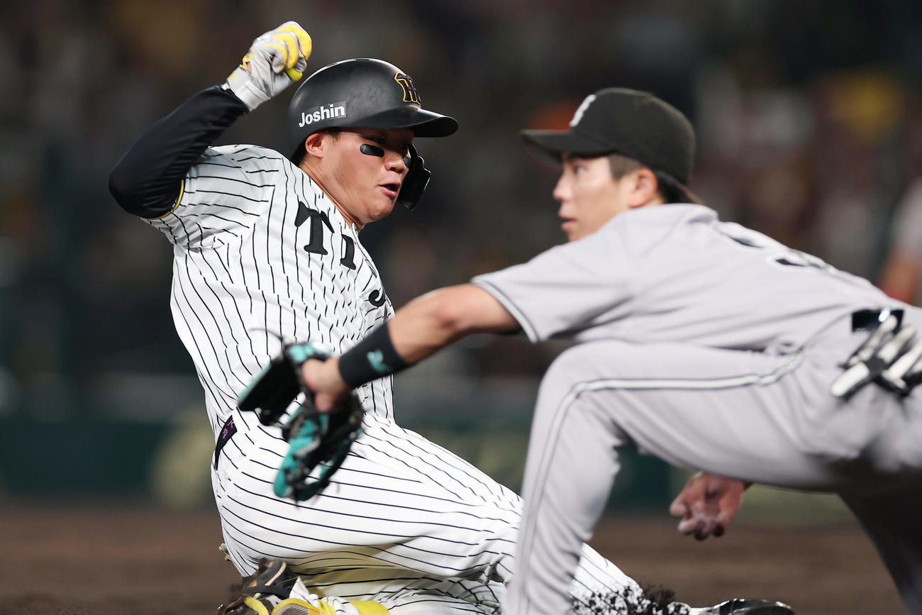 阪神対巨人　7回裏阪神2死二塁、勝ち越しの左越え適時三塁打を放ち滑り込む森下（撮影・前田充）