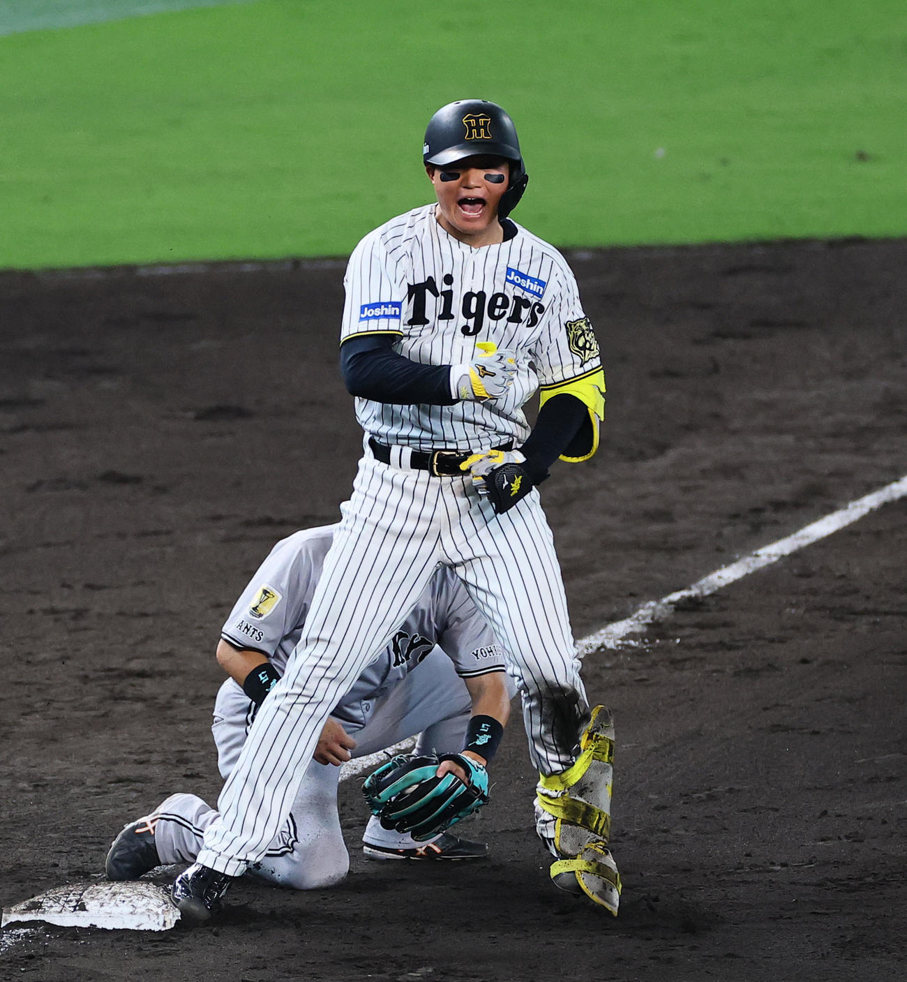 阪神対巨人　7回裏阪神2死二塁、左越えに勝ち越し適時三塁打を放ちガッツポーズをする森下（撮影・藤尾明華）