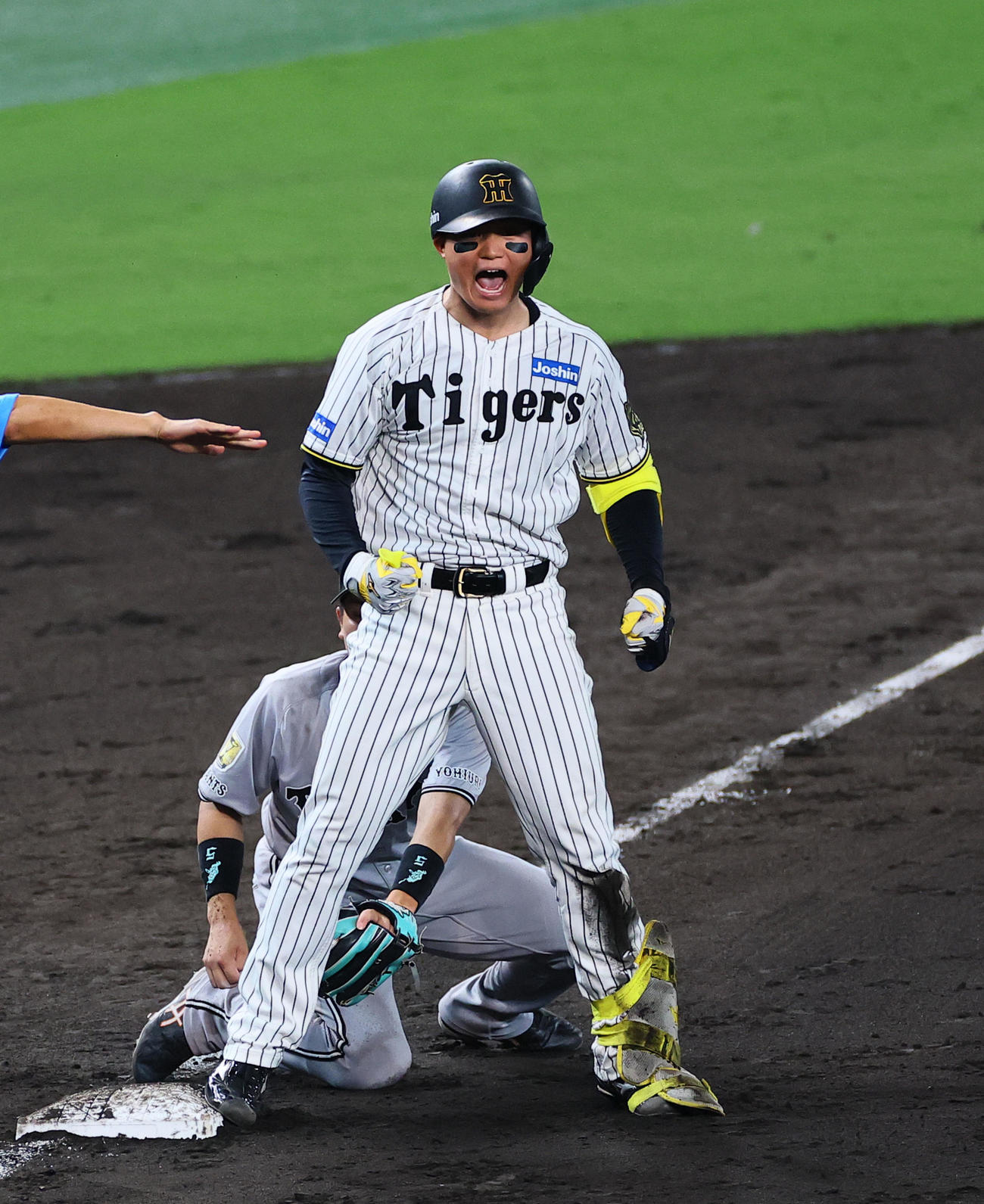 阪神対巨人　7回裏阪神2死二塁、左越えに勝ち越し適時三塁打を放ちガッツポーズをする森下（撮影・藤尾明華）