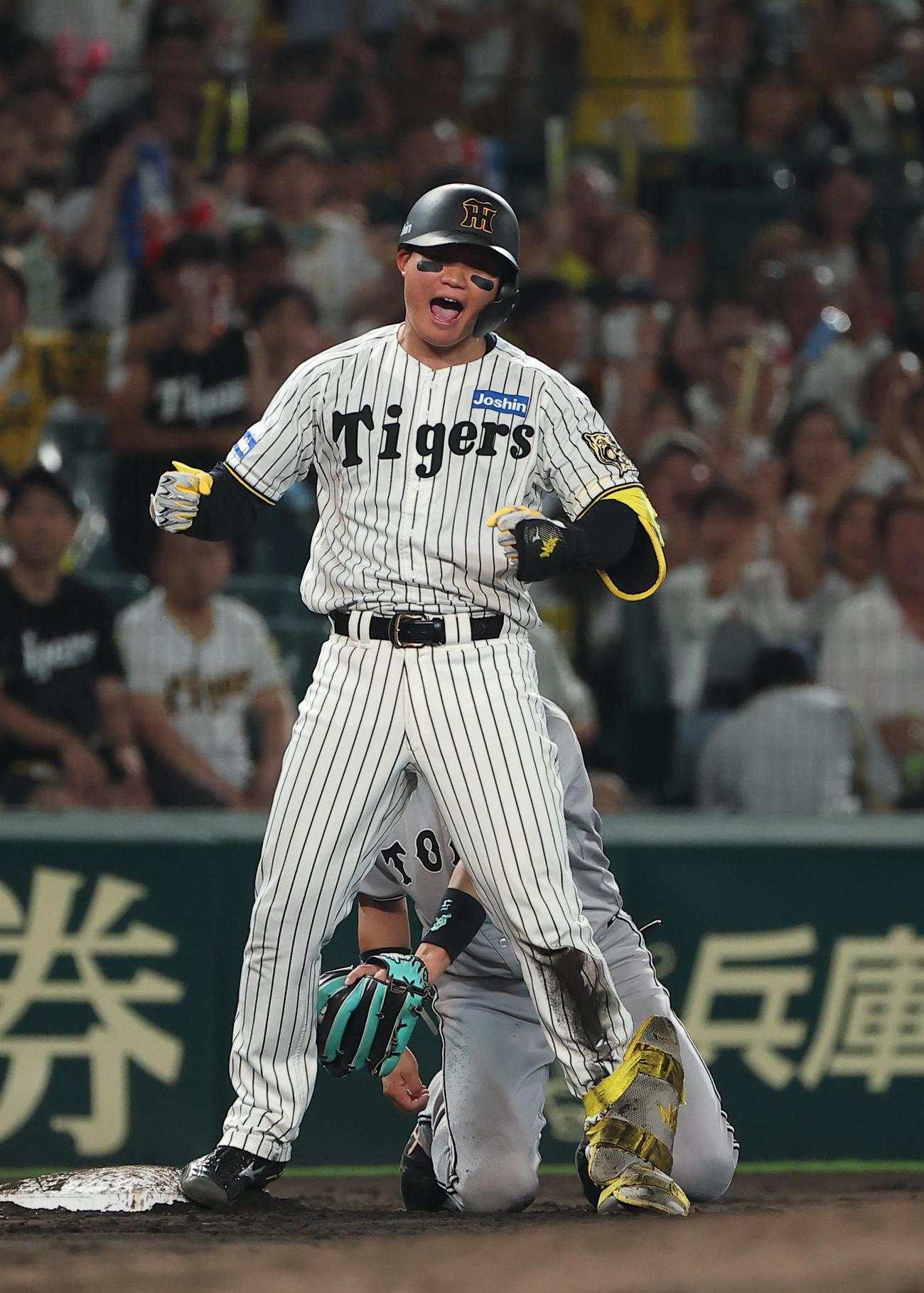 阪神対巨人　7回裏阪神2死二塁、勝ち越し三塁打を放った森下は雄たけびを上げる（撮影・上田博志）