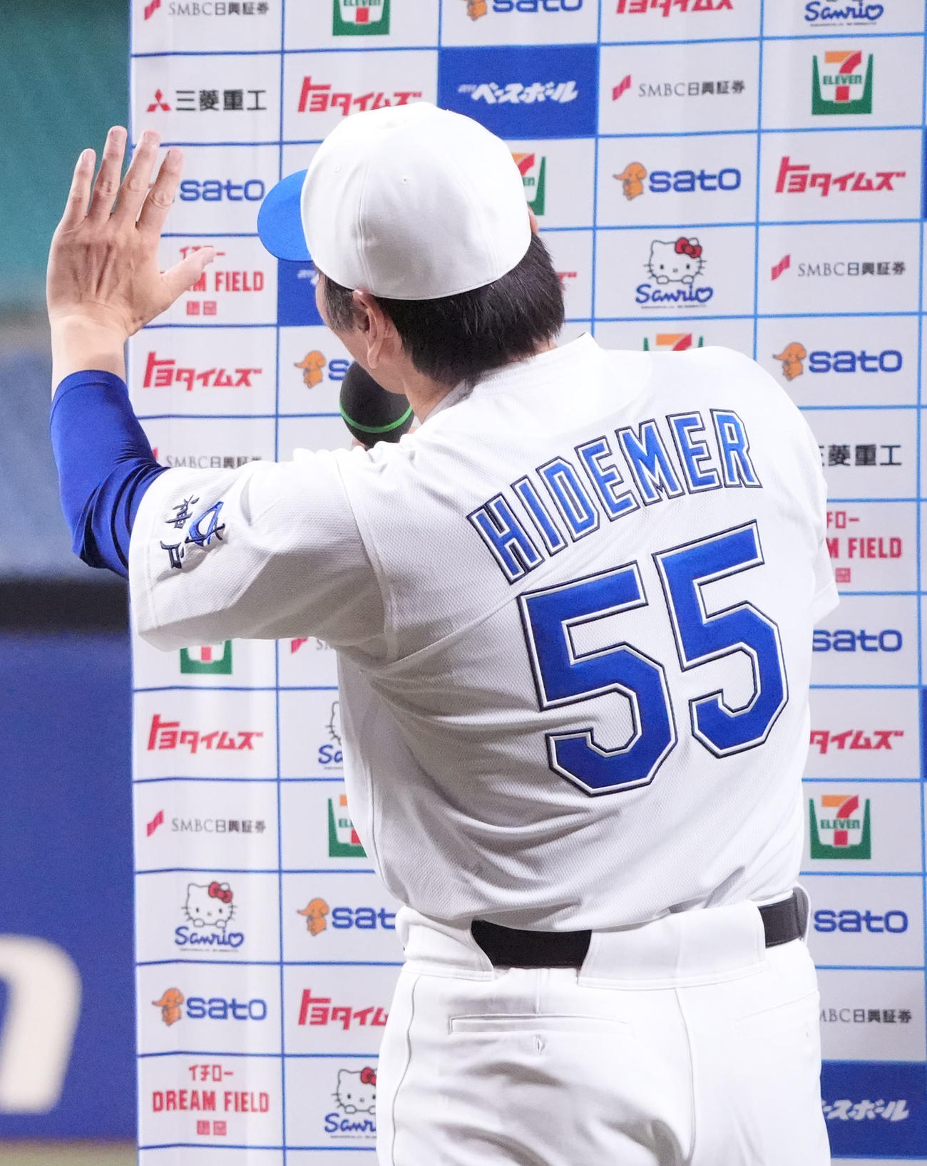 高校野球女子選抜対イチロー選抜　試合後、インタビューでレフトスタンドの後輩に言葉をかける松井秀喜氏（撮影・森本幸一）