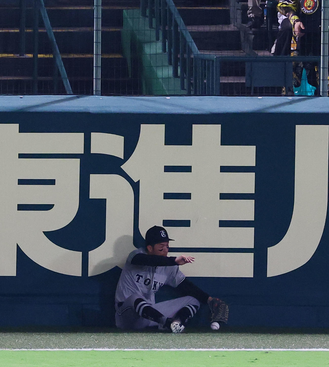 阪神対巨人　7回裏阪神2死二塁、森下の打球に左翼手若林がグラブを伸ばし捕球するも、フェンスに激突しボールをこぼし適時三塁打とする（撮影・藤尾明華）