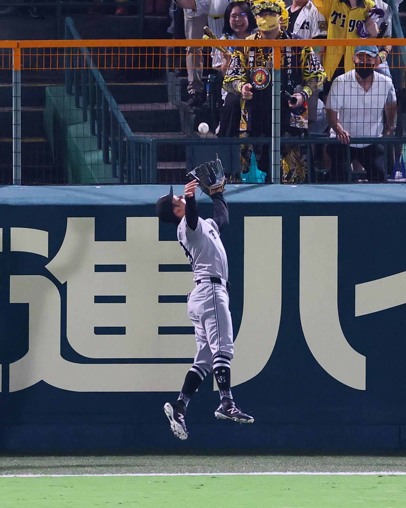 阪神対巨人　7回裏阪神2死二塁、森下の打球に左翼手若林がグラブを伸ばし捕球するも、フェンスに激突しボールをこぼし適時三塁打とする（撮影・藤尾明華）